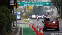 Pelanggar jalur sepeda akan dikenai pasal 287 UU Nomor 22 tahun 2009 terkait pelanggaran rambu dengan denda tilang sebesar Rp 500 ribu.