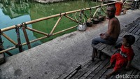 Rumah hingga jalan Kampung Apung dibangun di atas air.