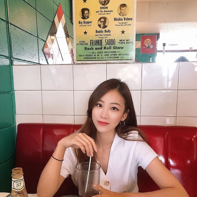 Setelah keluar dari Brave Girls, kini Ye Jin yang juga dikenal sebagai Christina lebih aktif sebagai YouTuber. Di YouTube, ia sering mengunggah vlog hingga membagii tips kecantikan. Foto: Instagram @misshanye