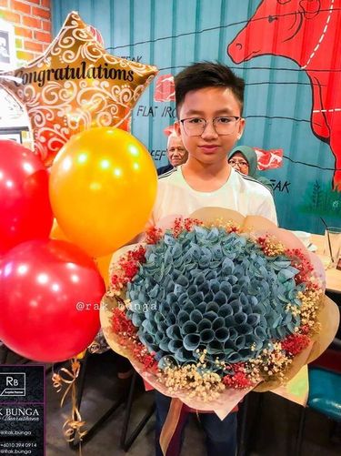 Raih Nilai UN Tinggi, Anak Ini Dihadiahi Buket Uang Rp 34 Juta dari Ortunya