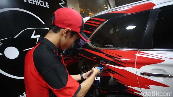 PT Mitsubishi Motors Krama Yudha Sales Indonesia (MMKSI) meresmikan fasilitas pengisian daya cepat untuk kendaraan listrik. Fasilitas tersebut berada di Plaza Senayan.