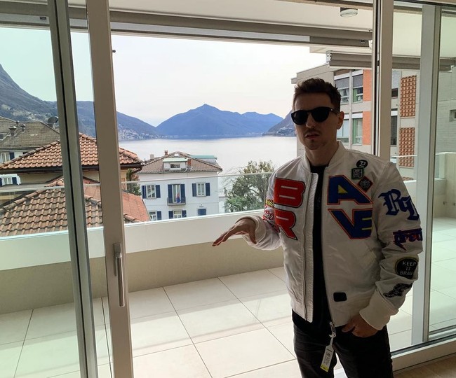 Jaket bomber Diesel putih seri J-IWAHO yang penuh tambalan (patches) juga menjadi salah satu outerwear favorit Jorge.  Harganya US$ 250 atau sekitar Rp 3,5 juta. (Foto: Instagram/@jorgelorenzo99)