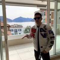 Jaket bomber Diesel putih seri J-IWAHO yang penuh tambalan (patches) juga menjadi salah satu outerwear favorit Jorge.  Harganya US$ 250 atau sekitar Rp 3,5 juta. (Foto: Instagram/@jorgelorenzo99)