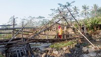 Jembatan dengan panjang sekitar 20 meter dan lebar 1,5 meter ini berada di Desa Larangan, Kecamatan Pagentan, Banjarnegara, dan Desa Jebengplampitan, Kecamatan Sukoharjo, Wonosobo.