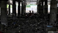 Berbagai upaya pun dilakukan, baik oleh pemerintah pusat maupun pemerintah daerah untuk mengentaskan kemiskinan dan menata kota agar terbatas dari permukiman tak layak. Di Jakarta sendiri, Pemprov DKI tengah membuat program penataan tentang permukiman kumuh di Jakarta.
