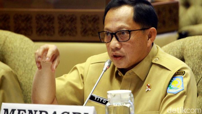 Mendagri Tito Karnavian Rapat Bersama Komisi II DPR Mendagri Tito Karnavian menghadiri rapat kerja (raker) bersama Komisi II DPR RI. Rapat itu membahas pergeseran anggaran Kemendagri 2019