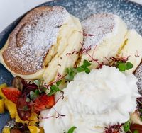 Seru! Di Sini Bisa Nyalon Sambil Makan Pizza hingga Pancake Nikmat