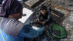 Aksi Pasukan Biru Kuras Gorong-gorong Glodok