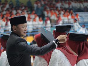 Bima Arya Mewisuda Para Ibu yang Tempuh Pendidikan Keluarga
