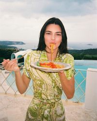 Hobi Makan Pizza hingga Burger, Ini Pola Makan Kendall Jenner yang Nyantai