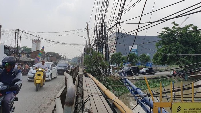 Bikin Cemas Pejalan Kaki, Kabel di Jalan Pejuang Bekasi Ini Semrawut