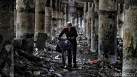 Kondisi di kolong tol itu pun tak dapat dikatakan layak. Pasalnya, sampah nampak menumpuk dan berserakkan yang dapat menimbulkan nyamuk serta penyakit.
