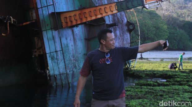 Bangkai Kapal Jadi Spot Selfie Favorit di Pangandaran
