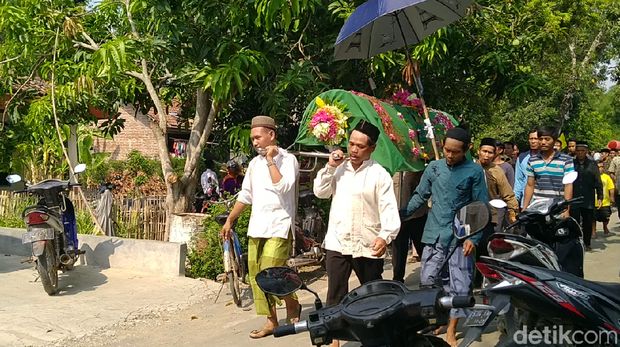 Pemakaman korban tewas akibat serangan tawon Vespa di Pemalang. 