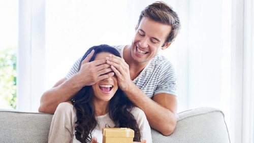 young attractive asian woman to see a smart phone