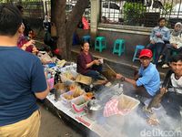 Rela Antre Demi Seporsi Sate Jando Bu Ayu yang Gurih Enak