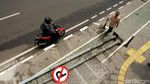 Tiang PJU Halangi Jalur Pejalan Kaki di Kampung Melayu