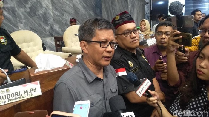 Akademisi Rocky Gerung di kompleks Parlemen, Senayan, Jakarta.