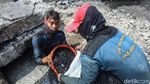 Aksi Pasukan Biru Kuras Gorong-gorong Glodok
