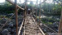 Jembatan bambu ini pun tak terlalu tinggi. Hanya tumpukan batu sungai yang digunakan sebagai penyangga utama jembatan itu. Kondisi ini membuat warga yang melintas di jembatan tersebut waswas, terutama saat turun hujan.