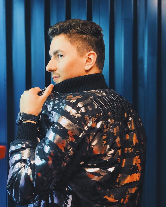 Sebagai atlet sekaligus figur publik, Jorge Lorenzo sangat memerhatikan penampilannya. Tengok saja akun Instagram-nya yang penuh dengan foto OOTD. Philipp Plein adalah salah satu merek premium yang produknya cukup sering dipakai pria berdarah Spanyol ini. (Foto: Instagram/@jorgelorenzo99)