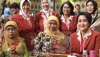 Ketua Umum Kongres wanita Indonesia (Kowani) Giwo Rubiyanto menerima Kategori Penghargaan Khusus Bakti Sepanjang Masa untuk Indonesia bersama Gubernur Jawa Timur (Jatim) Khofifah Indar Parawansa menerima penghargaan Pemerintah Daerah sebagai Pembina Ormas dan Penghargaan Khusus Bakti Sepanjang Masa untuk Indonesia untuk Muslimat Nahdlatul Ulama (NU). (Kemendagri)