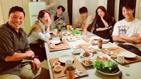 Sangat akrab, para pemeran drama Vagabond ini menyantap makan malam khas Korea bersama. Foto: Instagram