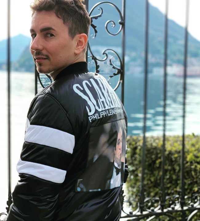 Jorge tampak memakai bomber jacket Philipp Plein edisi Scarface. Jaket monokrom yang dihiasi wajah Al Pacino sebagai pemeran film tersebut dijual seharga 1.585 euro atau Rp 24 jutaan. (Foto: Instagram/@jorgelorenzo99)