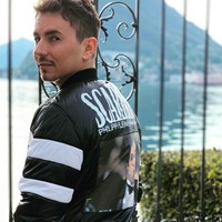 Jorge tampak memakai bomber jacket Philipp Plein edisi Scarface. Jaket monokrom yang dihiasi wajah Al Pacino sebagai pemeran film tersebut dijual seharga 1.585 euro atau Rp 24 jutaan. (Foto: Instagram/@jorgelorenzo99)