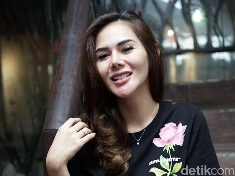 7 Potret Puy Brahmantya, Pemeran Istri yang Bucin K-Pop dalam FTV Viral