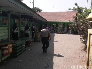 Segel MI Darul Ulum Akhirnya Dijebol Warga, Ratusan Pelajar Masuk Kelas