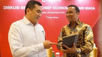 Direktur Treasury & Capital Market CIMB Niaga, John Simon (kiri) berbincang dengan Chief Economist PT Bank CIMB Niaga Tbk (CIMB Niaga), Adrian Panggabean sebelum melakukan pemaparannya dan analisanya tentang perekonomian Indonesia dalam Diskusi Ekonomi tahun 2019 dan proyeksi pertumbuhannya di tahun 2020 di Jakarta, Selasa (26/11).