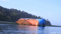 Inilah bangkai kapal MV Viking Lagos di Pantai Pangandaran, Jawa Barat (Foto: Wisma Putra/detikcom)