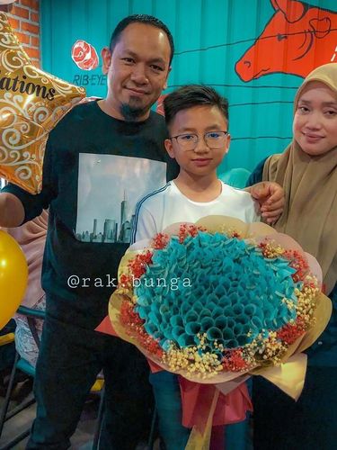 Raih Nilai UN Tinggi, Anak Ini Dihadiahi Buket Uang Rp 34 Juta dari Ortunya