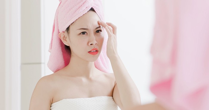 ilustrasi wajah wanita jerawat asian woman look to mirror and worry about her wrinkles on forehead