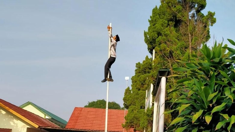 Viral Guru SD di Depok Panjat Tiang Bendera Saat Upacara, Begini Ceritanya