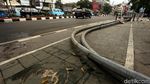 Tiang PJU Halangi Jalur Pejalan Kaki di Kampung Melayu