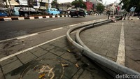 Akses pejalan kaki jadi terhambat akibat adanya tiang lampu ini.
