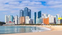 Yang bikin lebih spesial, adalah panorama pantainya. Bukan hanya hamparan pasir putih, namun gedung-gedung pencakar langit di Kota Busan menjadikan background yang memesona. (iStock)