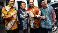 Pantauan detikcom, pimpinan MPR terlihat tiba di kantor DPP PKS, Jalan TB Simatupang, Jakarta Selatan, Selasa (26/11/2019), pukul 12.52 WIB. Terlihat Ketua MPR Bambang Soesatyo didampingi oleh tiga Wakil Ketua MPR Arsul Sani, Jazilul Fawaid dan Hidayat Nur Wahid.