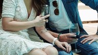 Helena juga kenal dengat dengan beberapa artis papan atas. Ini salah satu momen santainya dengan Mike Lewis. Keduanya asyik menyeruput segelas minuman. Foto: instagram @helenalim899