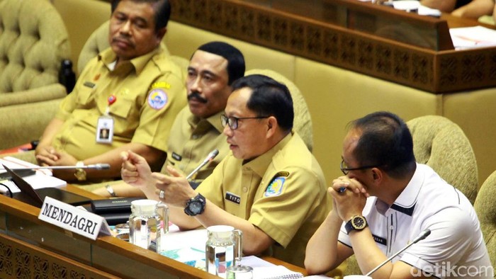 Mendagri Tito Karnavian menghadiri rapat kerja (raker) bersama Komisi II DPR RI. Rapat itu membahas pergeseran anggaran Kemendagri 2019