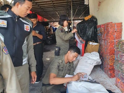 Satpol PP mendatangi pemilik usaha sablon yang membuang limbah hingga menyebabkan air sungai (tukad) Badung berwarna merah
