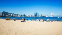 Dalam captionnya Jokowi menyebutkan, Presiden Korea Selatan menunjukan pemandangan Pantai Haeundae. Jokowi pun menuturkan, pantainya berpasir putih. (iStock)