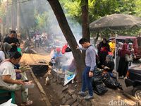 Rela Antre Demi Seporsi Sate Jando Bu Ayu yang Gurih Enak