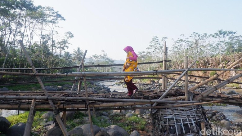 Jembatan Bambu Memprihatinkan Ini Jadi Penghubung 2 Kabupaten di Jateng Jembatan Bambu Memprihatinkan Ini Jadi Penghubung 2 Kabupaten di Jateng