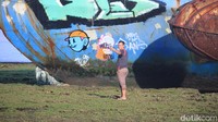 Bangkai kapal itu dianggap instagramable banget sehingga jadi objek foto-foto favorit wisatawan di Pantai Pangandaran (Foto: Wisma Putra/detikcom)