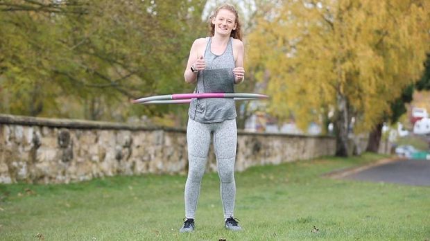Izzie East rutin olahraga hula hoop