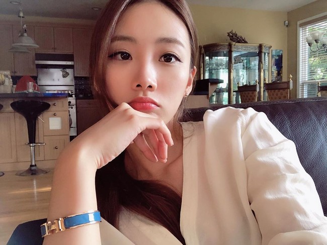 Tak hanya berkendara sambil main game, manajer tersebut juga mengendalikan setir dengan kaki dan dalam posisi setengah tiduran karena jok yang sangat dimundurkan. Tentu saja hal itu menakutkan Ye Jin karena bisa membahayakan dirinya dan teman-temannya. Saat itu Ye Jin pun memutuskan untuk mengambil video dan dikirim kepada orangtuanya. Kemudian orangtua Ye Jin memintanya untuk keluar dari agensi tersebut. Foto: Instagram @misshanye