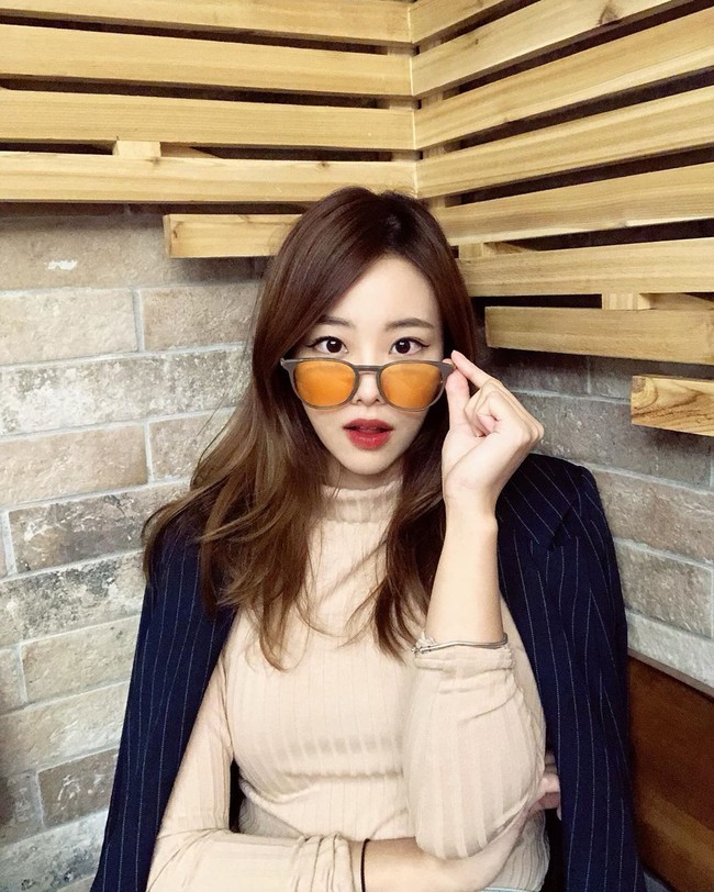 Pasca hengkang dari grup Brave Girls asuhan Brave Entertainment, Han Ye Jin kini aktif sebagai YouTuber. Dalam sebuah live streaming beberapa waktu lalu, ia pun mengungkap alasannya keluar dari grup tersebut yang cukup mengejutkan. Foto: Instagram @misshanye